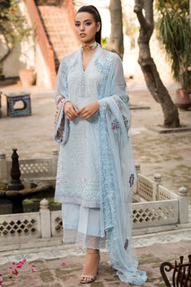 Iqra Aziz feet photo 4