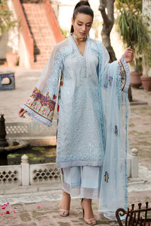 Iqra Aziz feet photo 3