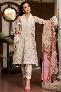 Iqra Aziz feet photo 2