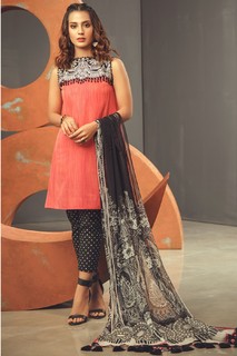 Iqra Aziz feet photo 15