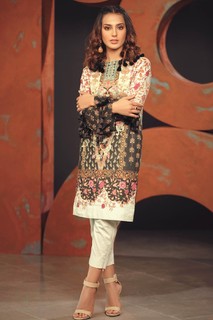 Iqra Aziz feet photo 14