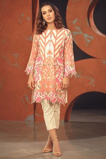 Iqra Aziz feet photo 13