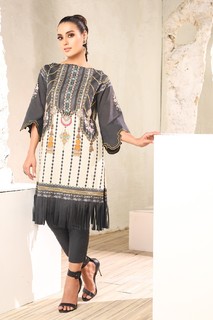 Iqra Aziz feet photo 10