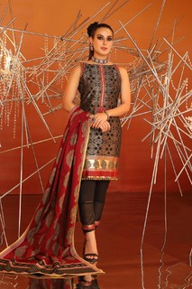 Iqra Aziz feet photo 9