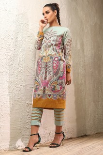 Iqra Aziz feet photo 8