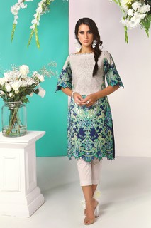 Iqra Aziz feet photo 6