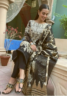 Iqra Aziz feet photo 4