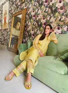 Iqra Aziz feet photo 2