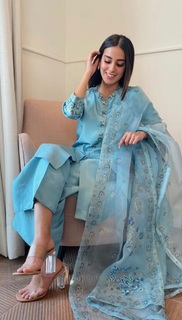 Iqra Aziz feet photo 1