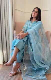Iqra Aziz feet photo 20