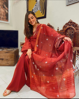 Iqra Aziz feet photo 19