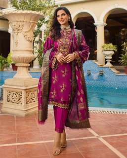 Iqra Aziz feet photo 18