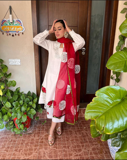 Iqra Aziz feet photo 17