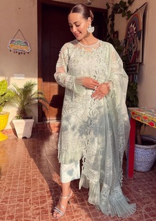 Iqra Aziz feet photo 7