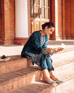 Iqra Aziz feet photo 2