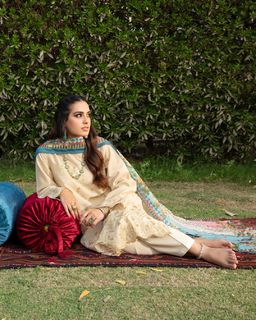 Iqra Aziz feet photo 1