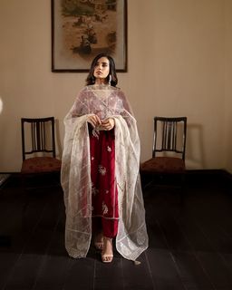Iqra Aziz feet photo 19