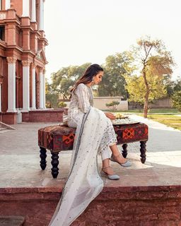 Iqra Aziz feet photo 18