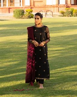 Iqra Aziz feet photo 17