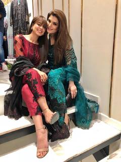 Iqra Aziz feet photo 12