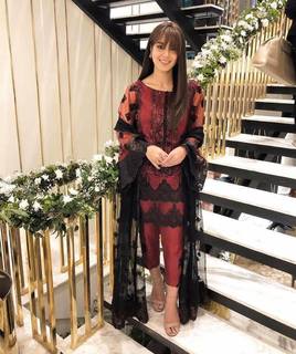 Iqra Aziz feet photo 10