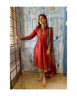 Iqra Aziz feet photo 4