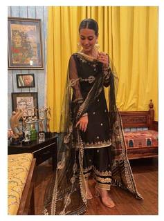 Iqra Aziz feet photo 2