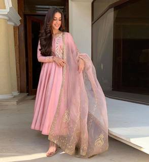 Iqra Aziz feet photo 1