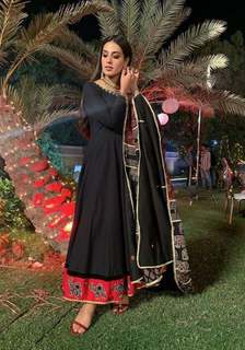 Iqra Aziz feet photo 20