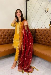 Iqra Aziz feet photo 18