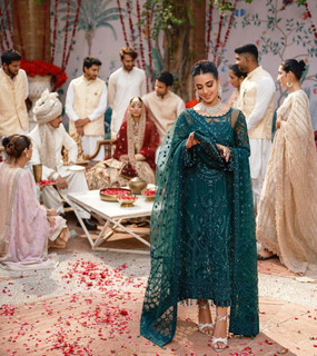 Iqra Aziz feet photo 17