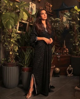 Iqra Aziz feet photo 14