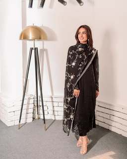 Iqra Aziz feet photo 10