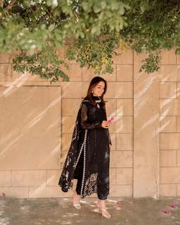 Iqra Aziz feet photo 9