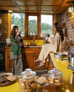 Iqra Aziz feet photo 6