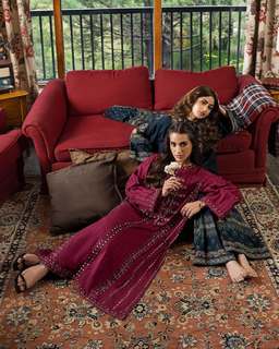 Iqra Aziz feet photo 5