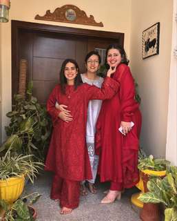 Iqra Aziz feet photo 4