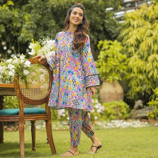 Iqra Aziz feet photo 2