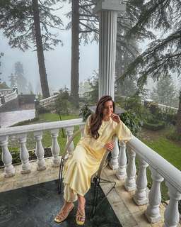 Iqra Aziz feet photo 1
