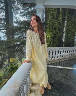 Iqra Aziz feet photo 20