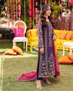 Iqra Aziz feet photo 19