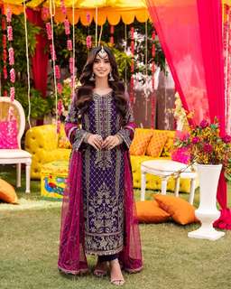 Iqra Aziz feet photo 18
