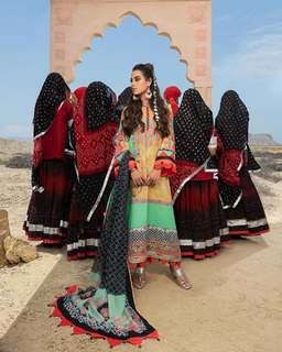 Iqra Aziz feet photo 17