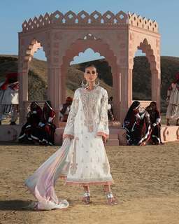 Iqra Aziz feet photo 16