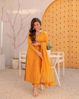 Iqra Aziz feet photo 12