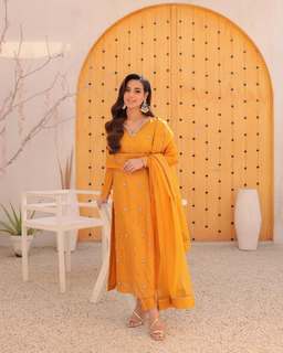 Iqra Aziz feet photo 11