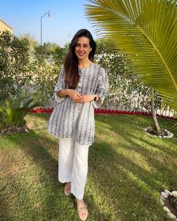 Iqra Aziz feet photo 10