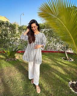 Iqra Aziz feet photo 9