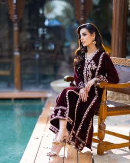 Iqra Aziz feet photo 5