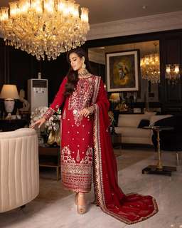 Iqra Aziz feet photo 1